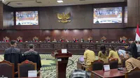 Mahkamah Konstitusi (MK) menggelar sidang putusan uji materi batas usia capres-cawapres di Jakarta, Senin (16/10/2023). (Liputan6.com/ Nanda Perdana Putra)
