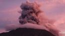 Pusat Vulkanologi dan Mitigasi Bencana Geologi (PVMBG) Kementerian ESDM menyebut kolom abu teramati berwarna kelabu dengan intensitas tebal ke arah selatan dengan tinggi sekitar 400 meter di atas puncak. (Ronny Adolof BUOL/AFP)