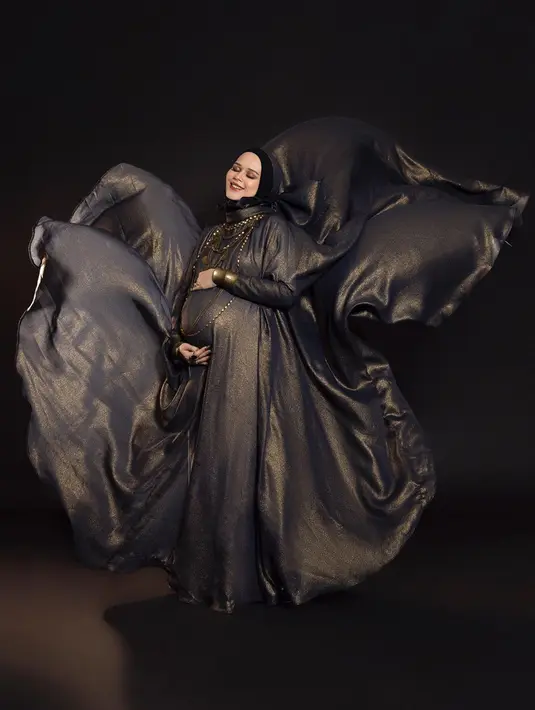 "Nah, selama di RS ini nih dapat banyak pelajaran dari suster. Para suster sih rajin banget ya kasih tau aku soal berbagai hal. Jadi setiap suster masuk kayak, 'wah info apa lagi nih yang didapet nih?'," jelasnya. (Instagram/cutratumeyriska)