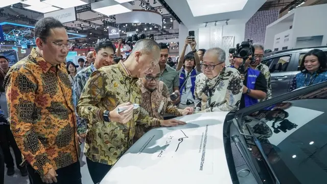 Menperin Agus Gumiwang Tandatangani STARGAZER Cartenz X, Apresiasi Langkah Hyundai Perkuat Produk Lokal
