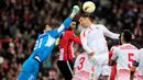 Kiper Sevilla, David Soria, menghalau bola serangan pemain Athletic Bilbao pada laga leg pertama perempat final Liga Europa di Stadion San Mames, Bilbao, Jumat (8/4/2016) dini hari WIB. (AFP/Ander Gillenea)