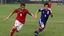 Kapten Timnas Indonesia U16, Egi Maulana, berusaha melewati pemain Jepang U16 saat ujicoba di Lapangan Padepokan Voli Indonesia di Sentul, Bogor, Jawa Barat. Selasa (15/4).