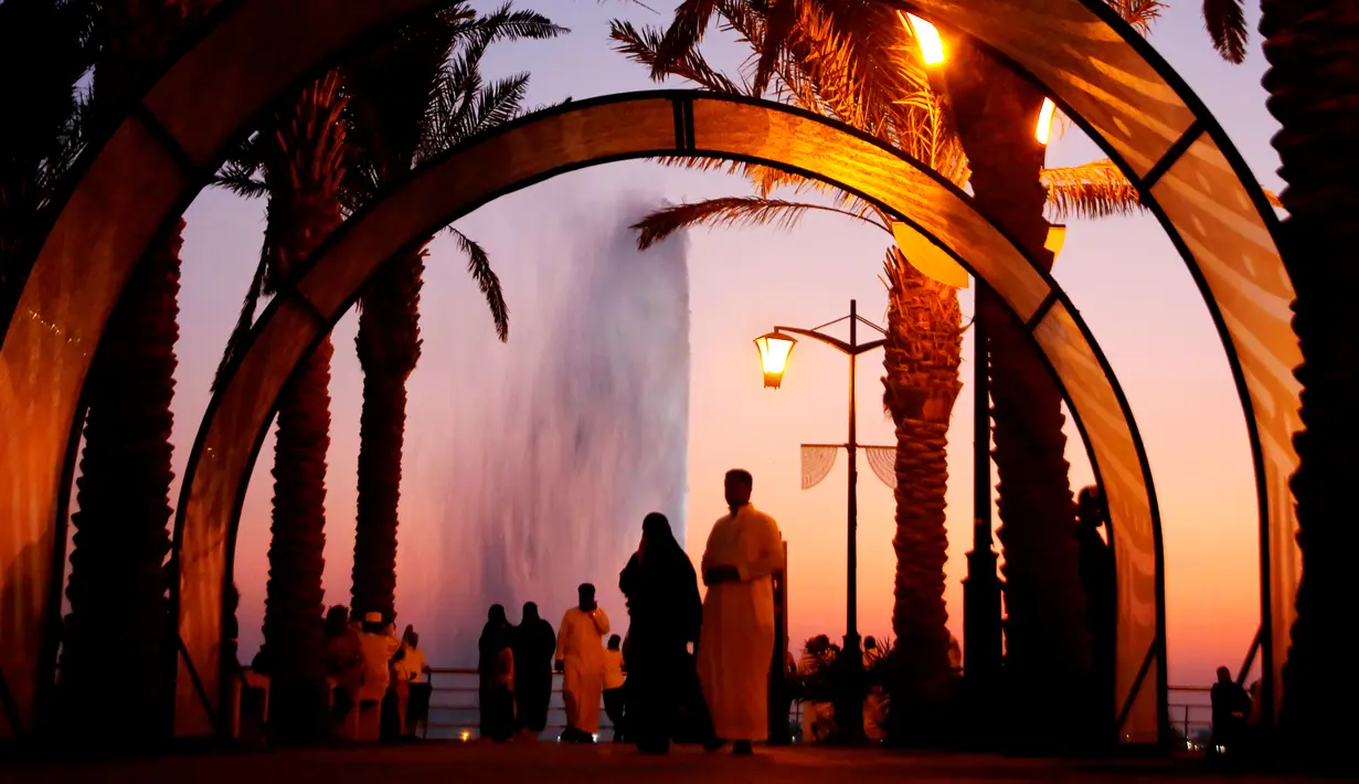 Pengunjung menikmati pantai Laut Merah dengan pemandangan Air Mancur Raja Fahd di Jeddah, Arab Saudi, Jumat (18/10/2019). Air Mancur Raja Fahd atau King Fahd's Fountain disebut juga dengan nama The Jeddah Fountain. (AP Photo/Amr Nabil)