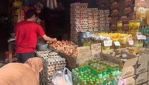 Sejumlah harga sembako di Kota Bekasi mengalami kenaikan jelang Idul Fitri 1446 H, imbas minimnya pasokan akibat banjir dan meningkatnya permintaan. (Liputan6.com/Bam Sinulingga)