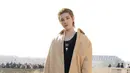 Taeyong NCT tampil bergaya streetwear memadukan leather jacket dengan black tank top dan chelsea boots. @loewe.