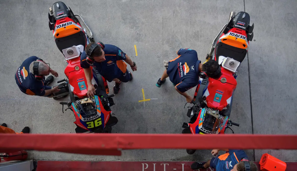 Mekanik Repsol Honda Team mempersiapkan motor MotoGP milik Joan Mir sebelum sesi latihan bebas balapan MotoGP 2024 di Sirkuit Internasional Pertamina Mandalika, Lombok, Nusa Tenggara Barat, Jumat 27 September 2024. (BAY ISMOYO/AFP)