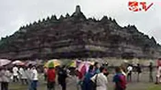Kendati cuaca di sekitar Candi Borobudur gerimis, umat Buddha tetap antusias mengikuti ritual Tri Suci Waisak. Masyarakat dan wisatawan turut hadir dalam acara tersebut.
