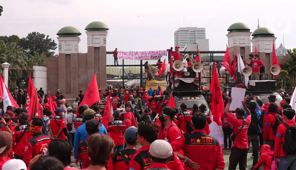 <p>Massa aksi dari berbagai elemen melakukan aksi di Gedung DPR, Jakarta, Kamis (21/4/2022). Aksi yang terdiri dari buruh, mahasiswa dan aktivis menyuarakan untuk menolak penundaan pemilu, kenaikan harga minyak, dan cipta kerja. (Liputan6.com/Angga Yuniar)</p>