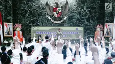 Gubernur DKI Jakarta Anies Baswedan menyampaikan kata sambutan di hadapan marbot masjid Jakarta di Balai Kota, Jumat (9/11). Pemprov DKI memberangkatkan 267 marbot masjid di Jakarta untuk melaksanakan ibadah umrah. (Liputan6.com/Immanuel Antonius)