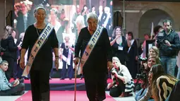 (Ki-ka) Rivka Shtanger  (74 )  dan Judith Rosenzweig  (81) berjalan di atas panggung saat mengikuti kontes kecantikan Miss Holocaust Survivor di Israel, Selasa (24/11). (REUTERS/Amir Cohen)