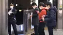 Orang-orang yang mengenakan masker menunggu kedatangan kereta Shinkansen di Stasiun Nagoya di Nagoya, Jepang, pada 10 Desember 2020. Jepang mengonfirmasi 2.810 kasus harian COVID-19 pada Rabu (9/12) ketika negara itu berjuang untuk meredam lonjakan infeksi terbaru. (Xinhua/Du Xiaoyi)