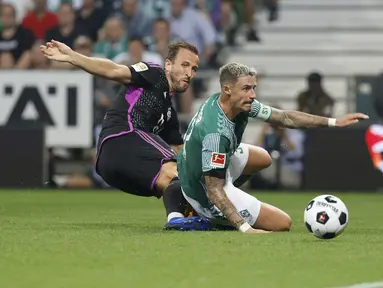 Bek Werder Bremen, Marco Friedl dan penyerang Bayern Munchen Harry Kane berebut bola dalam laga pekan ke-1 Bundesliga 2023/2024 di Stadion Wesser, Sabtu (19/8/2023) dinihari WIB. (Axel Heimken/dpa via AP)