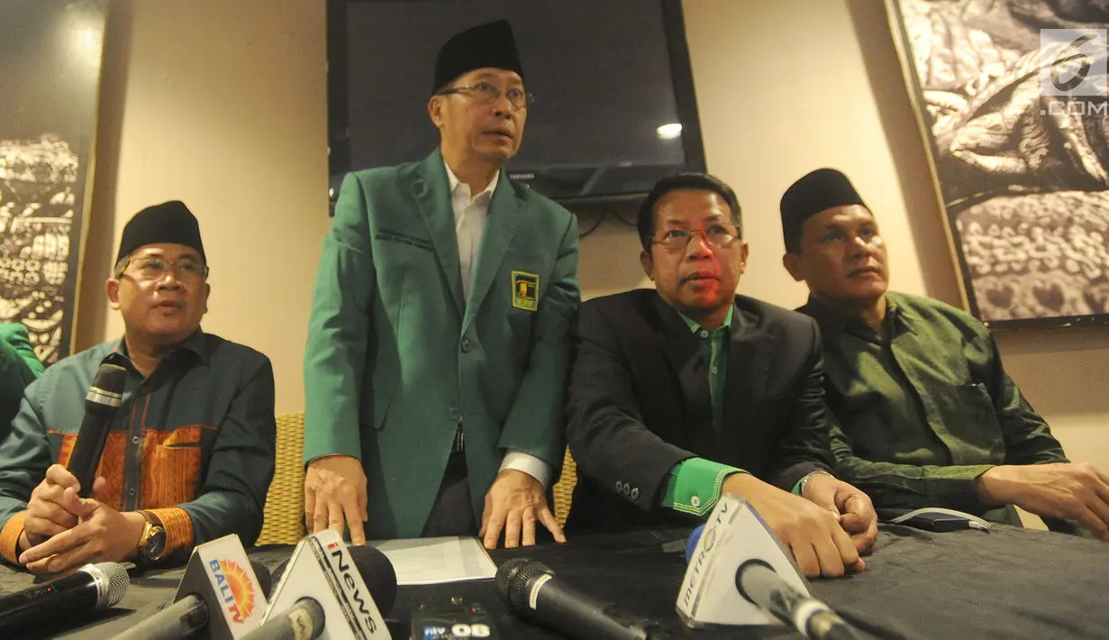 Wakil Ketua Umum PPP Muktamar Jakarta Humphrey Djemat bersama pengurus DPP PPP Muktamar bersiap konpers terkait pengunduran diri Ketua Umum Djan Faridz pada Rapat Pleno PPP Muktamar kemarin, Jakarta, Senin (30/7). (Merdeka.com/Arie Basuki)