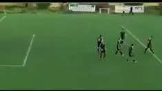 Sebuah kejadian menarik di salah satu liga amatir di Yunani. Kesal karena diejek, tim ini menghajar satu pemain lawan.