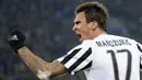 Penyerang Juventus, Mario Mandzukic melakukan selebrasi usai mencetak gol kegawang City pada laga Grup D Liga Champions di Juventus Stadium, Turin, Italia, Kamis (26/11).  Juventus menang atas City dengan skor 1-0. (Reuters/Giorgio Perottino)
