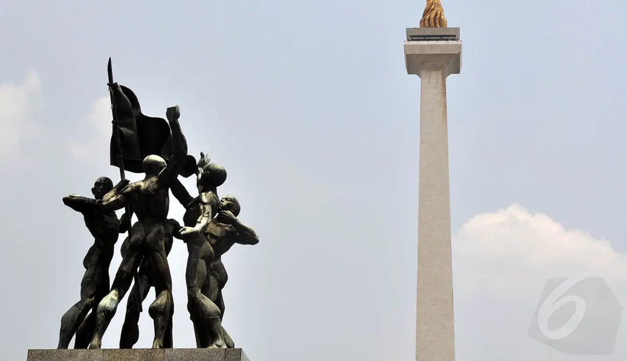 Pudarnya emas lidah api di puncak Monas itu juga disebabkan jarangnya pembersihan, Jakarta, Sabtu (25/10/14). (Liputan6.com/Miftahul Hayat)