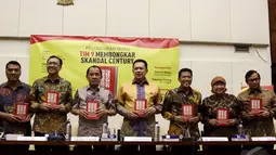 Para pembicara memperlihatkan buku yang berjudul 'Tim 9 Membongkar Skandal Century', Komplek Parlemen, Jakarta, Rabu (12/11/2014)(Liputan6.com/Andrian M Tunay) 