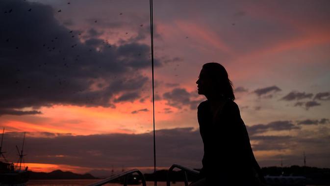 Perempuan berdarah Sulawesi-Belanda ini memang terlihat sangat menyukai sunset yang ada di pantai. Dengan warna jingga menyala, Aliyah begitu menikmati momen sambil menatap senja yang mulai tertutup oleh awan-awan. (Liputan6.com/IG/@aliyah.faizah)