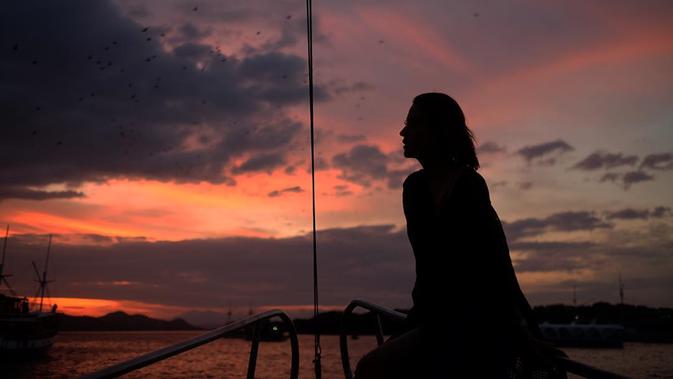 Perempuan berdarah Sulawesi-Belanda ini memang terlihat sangat menyukai sunset yang ada di pantai. Dengan warna jingga menyala, Aliyah begitu menikmati momen sambil menatap senja yang mulai tertutup oleh awan-awan. (Liputan6.com/IG/@aliyah.faizah)