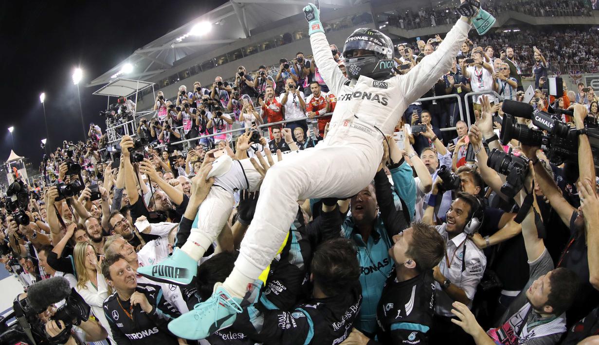 Nico Rosberg merayakan keberhasilan meraih juara F1 2016 bersama timnya Mercedes AMG di Yas Marina Circuit, Abu Dhabi,  (27/11/2016). (EPA/Valdrin Xhemaj)