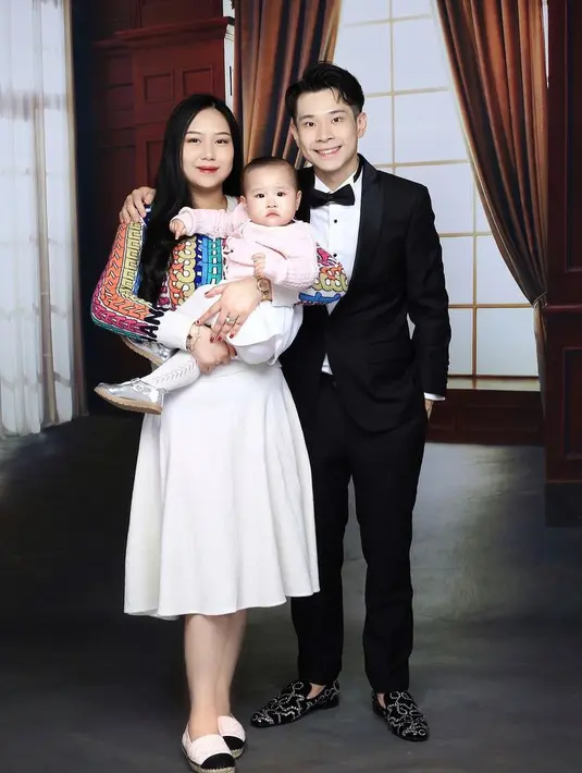 Atasan Sisca pun dipadukan dengan rok putih selutut polos. Dan mengenakan flat shoes dari Chanel. Rok pun tampak senada dengan putrinya yang mengenakan atasan jaket pink.  [@siscakohl]