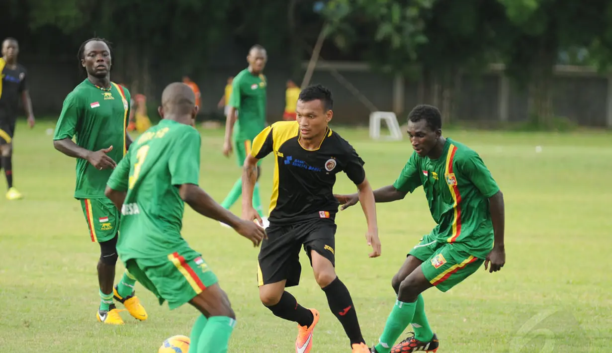 Pemain anyar Sriwijaya FC, Ferdinand Sinaga (kedua dari kanan) berusaha menembus pertahanan Mali FC saat laga uji coba di Lapangan Soetasoma Halim Perdanakusuma, Jakarta (8/1/2015). Sriwijaya FC unggul 6-2 atas Mali FC. (Liputan6.com/Helmi Fithriansyah)