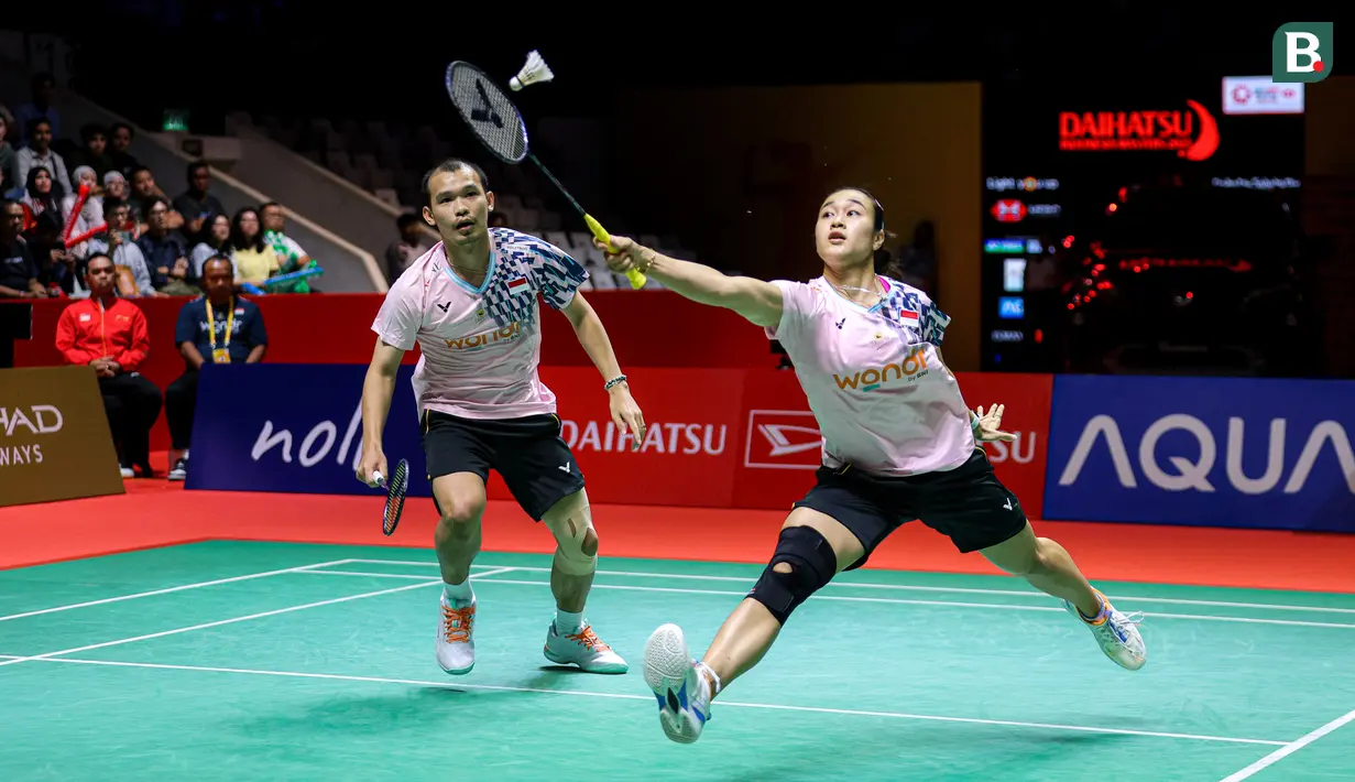 <p>Pebulu tangkis ganda campuran Indonesia, Rinov Rivaldy/Lisa Ayu Kusumawati bertanding melawan pasangan Jepang, Hiroki Midorikawa/Natsu Saito dalam laga semifinal Indonesia Masters 2025 di Istora Senayan, Jakarta, Sabtu (25/01/2025). (Bola.com/Bagaskara Lazuardi)</p>