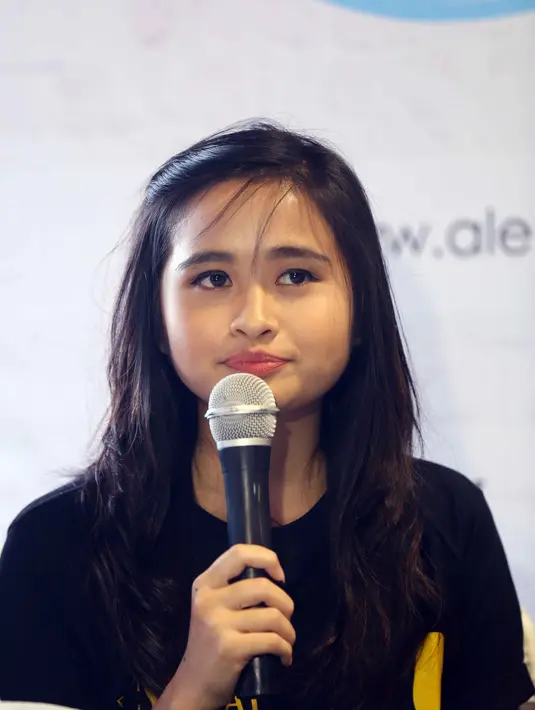 Film ini bercerita tentang Gendis diperankan Prilly Latuconsina yang mencari ibunya. Gendis hanya tau ibunya lewat surat-surat yang dikirim kepadanya. (Nurwahyunan/Bintang.com)