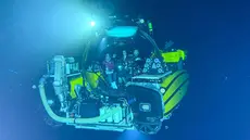 Foto yang diambil pada 9 Januari 2026 menunjukkan para ilmuwan Indonesia di dalam kapal selam Neptune milik OceanX, berada ratusan meter di bawah permukaan laut, di lepas pantai pulau Sulawesi. OceanX dan Badan Riset dan Inovasi Nasional (BRIN) baru saja menyelesaikan misi penelitian laut dalam di perairan Sulawesi. (Sara HUSSEIN/AFP)