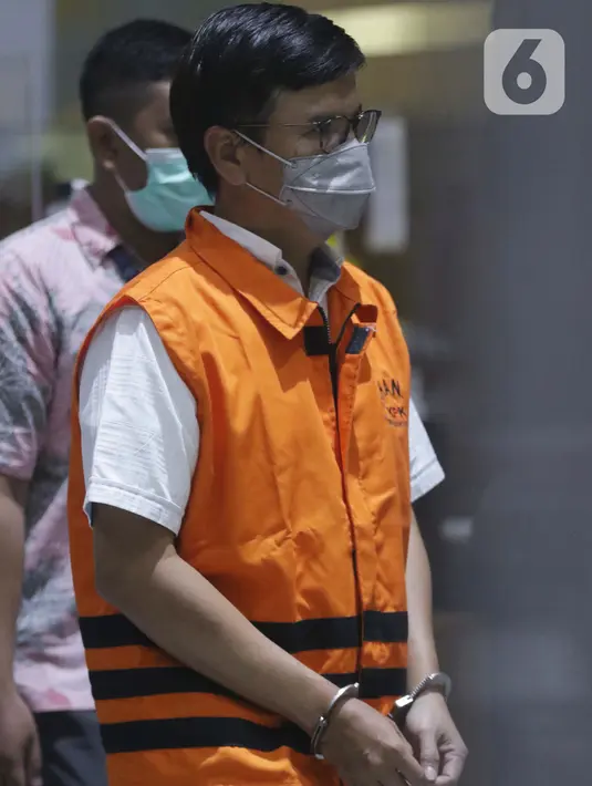 Mantan Dirut Perumda Pembangunan Sarana Jaya, Yoory Corneles Pinontoan digiring petugas di Gedung KPK, Jakarta, Kamis (27/5/2021). Yoory merupakan tersangka dugaan korupsi pengadaan tanah terkait program pembangunan rumah DP Rp 0,- di Munjul Pondok Ranggon. (Liputan6.com/Helmi Fithriansyah)