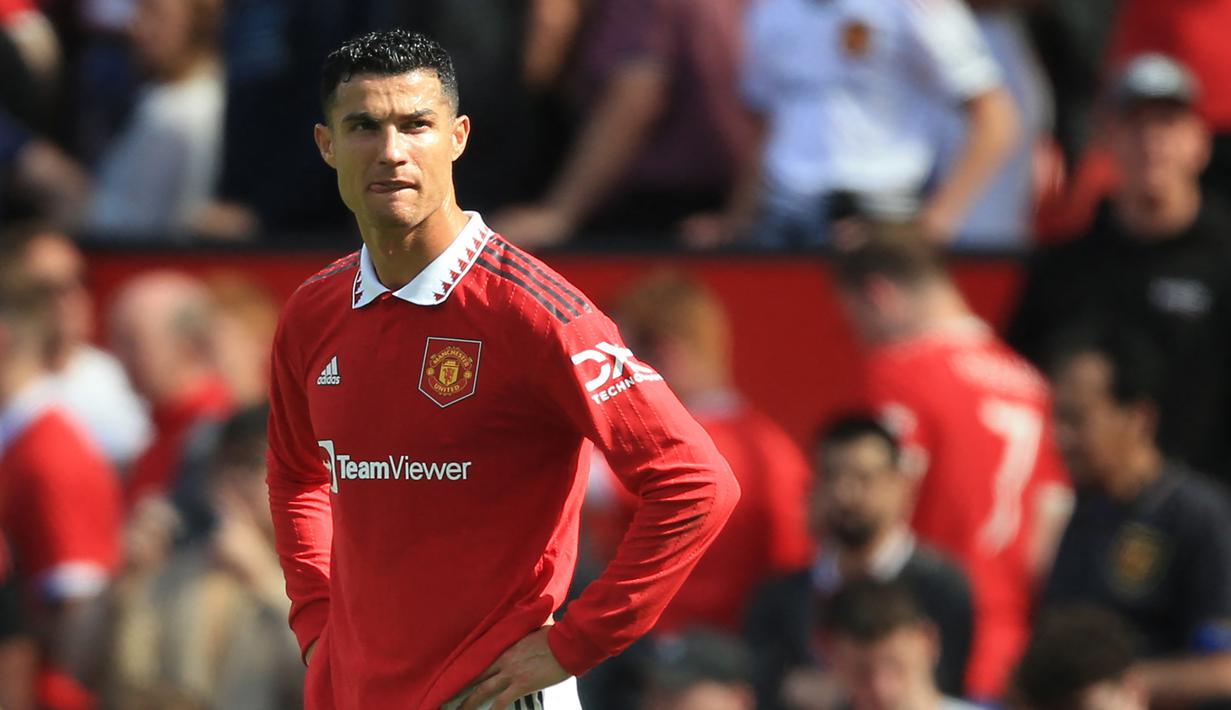 Cristiano Ronaldo. Saat Manchester United gagal bermain di Liga Champions di awal musim 2022/2023, Cristiano Ronaldo sempat berniat meninggalkan Setan Merah menuju klub yang bisa memberinya fasilitas bermain di kompetisi tertinggi Eropa tersebut. Salah satu klub yang dituju adalah Atletico Madrid. Namun sayang, para fans Atletico Madrid menolaknya karena sang pemain pernah lama membela klub rival sekota, Real Madrid. (AFP/Lindsey Parnaby)