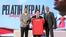Pelatih kepala baru Timnas Indonesia, Patrick Kluivert (tengah) berfoto bersama ketua umum PSSI, Erick Thohir (kanan) dan asisten pelatih baru Timnas Indonesia, Denny Lanzaat berfoto bersama sambil memegang jersey pada acara konferensi pers mengenai perkenalan pelatih baru Timnas Indonesia di Hotel Mulia, Senayan, Jakarta, Minggu (12/01/2025). (Bola.com/Bagaskara Lazuardi)