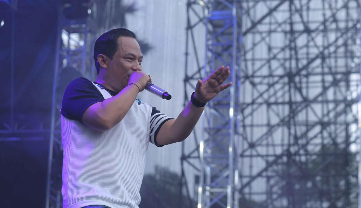 Membuka aksi panggungnya, Wali membawakan lagu 'Cari Berkah (CABE)' dan 'Nenekku Pahlawanku'. Tampak dalam foto, vokalis grup band Wali, Faank, saat tampil pada hari kedua gelaran KapanLagi Buka Bareng (KLBB) Festival 2026 di Stadion Madya, Kompleks Gelora Bung Karno, Senayan, Jakarta, Minggu 1 Maret 2026. (Dok/Kapanlagi Youniverse)