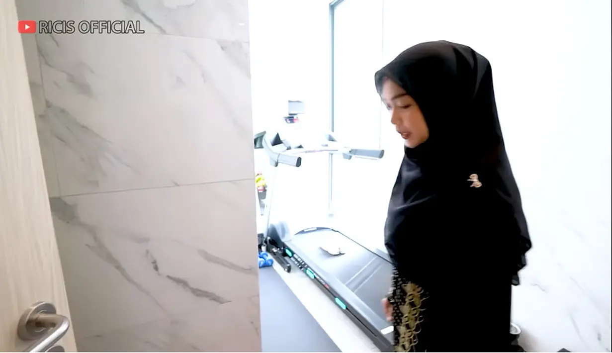 Dikamar tersebut juga memiliki ruangan khusus untuk olahraga, mini gym. Tampak beberapa peralatan ada di ruangan ini. [Youtube/Ricis Official]