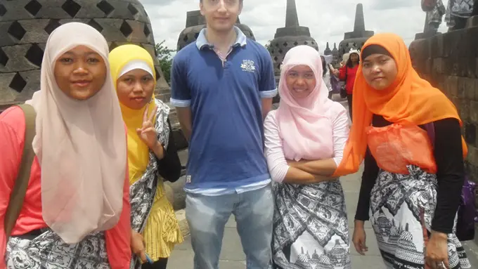 [Bintang] Tipe-tipe Orang Indonesia Kalau Ketemu Bule, Kamu Gimana?