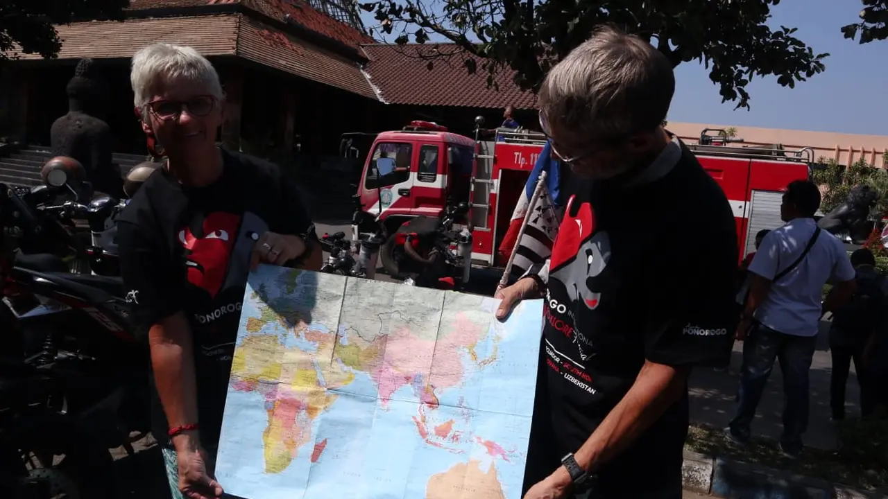 Bule Prancis Keliling Dunia Bersepeda