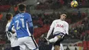 Aksi pemain Tottenham, Erik Lamela menyundul bola kegawang Rochdale pada babak kelima Piala FA  di Wembley stadium, London, (28/2/2018). Tottenham menang 6-1. (AP/Matt Dunham)