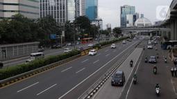 Kendaraan melintas di tol dalam kota Gatot Subroto, Jakarta, Selasa (25/2/2020). Dikarenakan ruas jalan yang tergenang usai banjir hari ini membuat banyak pekerja kantoran meliburkan diri dan membuat ruas jalan di Jakarta lengang. (Liputan6.com/Faizal Fanani)