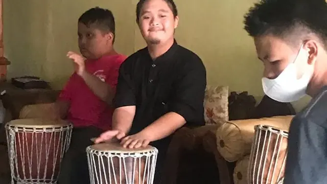 Ahmad Fikry (tengah) penyandang down syndrome dari Jakarta Barat. Foto: Dokumentasi pribadi.