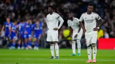 Reaksi Vinicius Junior dari Real Madrid saat pemain Getafe, Martin Satriano, merayakan gol bersama rekan-rekan setimnya dalam pertandingan pekan ke-26 La Liga 2025/2026 di Stadion Bernabeu, Madrid, Spanyol, Senin 2 Maret 2026 waktu setempat atau Selasa (3/3/2026) dini hari WIB. Hasil mengejutkan terjadi di laga terakhir pekan ke-26 La Liga 2025/2026. (AP Photo/Manu Fernandez)