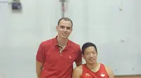 Perwakilan BSJ, Johannes Chun, dengan Donald Santoso. (Bola.com/Budi Prasetyo Harsono)