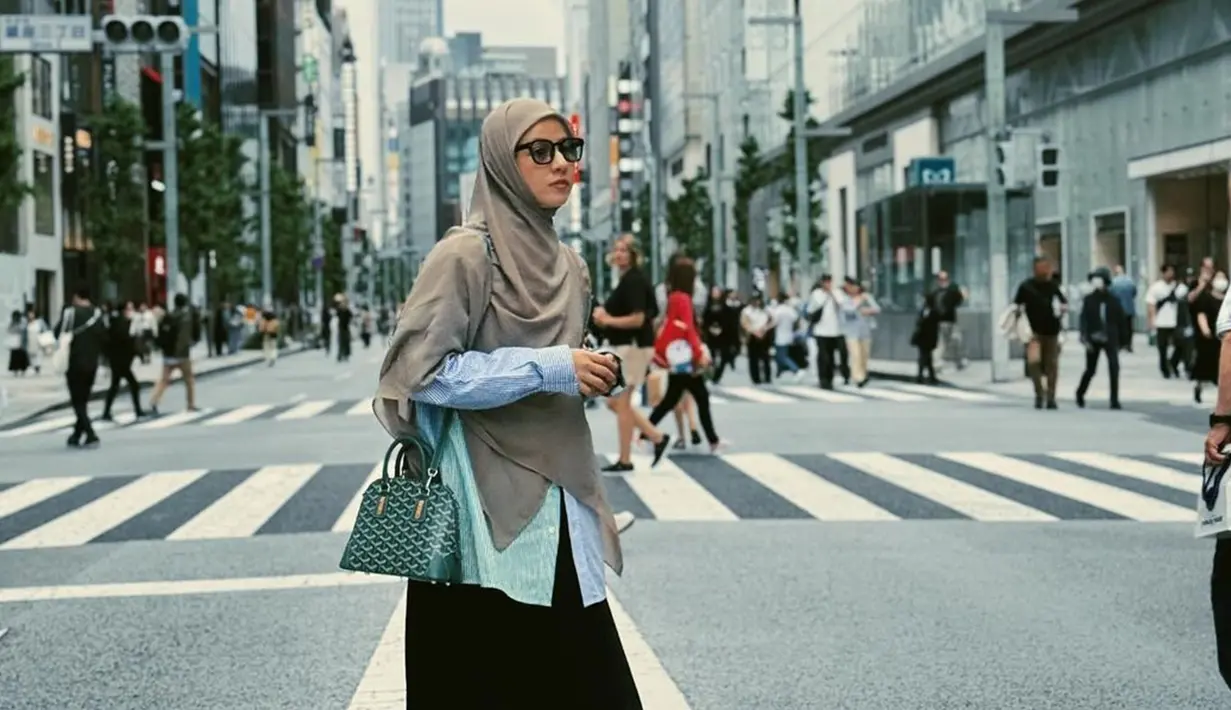 Melalui akun Instagram, mantan istri Desta ini juga terlihat mengunggah foto saat berada di Jepang.Unggahan Natasha Rizky yang memperlihatkan berbagai sudut kota di Jepang juga banjir pujian. (Liputan6.com/IG/@natasharizkynew)