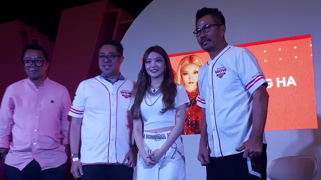 Chung Ha dan jajaran tim Smartfren (Zulfa Ayu Sundari)