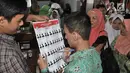 Pemilih pemula penyandang disabilitas mencoba mencoblos surat suara saat KPUD Bekasi menggelar sosialisasi Pemilu 2019 di SLB Al Gaffar Guchany, Bekasi, Rabu (20/2). (Merdeka.com/Iqbal Nugroho)