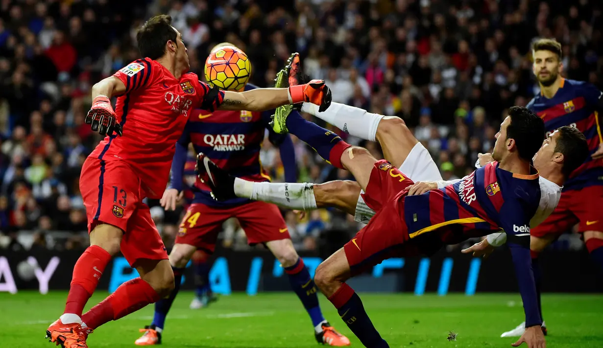 Kiper Barcelona, Claudio Bravo, berusaha mengamankan gawangnya dari gangguan pemain Real Madrid, Cristiano Ronaldo, dalam laga La Liga Spanyol di Stadion Santiago Bernabeu, Madrid, Minggu (22/11/2015) dini hari WIB. (AFP Photo/Pierre-Philippe Marcou)