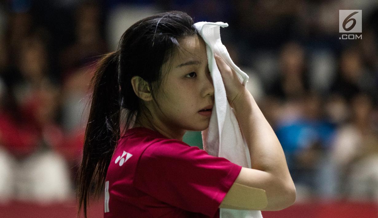 Pebulu tangkis Hong Kong, Tsz Huen Lam melepas lelah saat tampil pada Asian Para Games cabang bulu tangkis RR 3 di Istora Senayan, Jakarta, Kamis (11/10). (Bola.com/Vitalis Yogi Trisna)