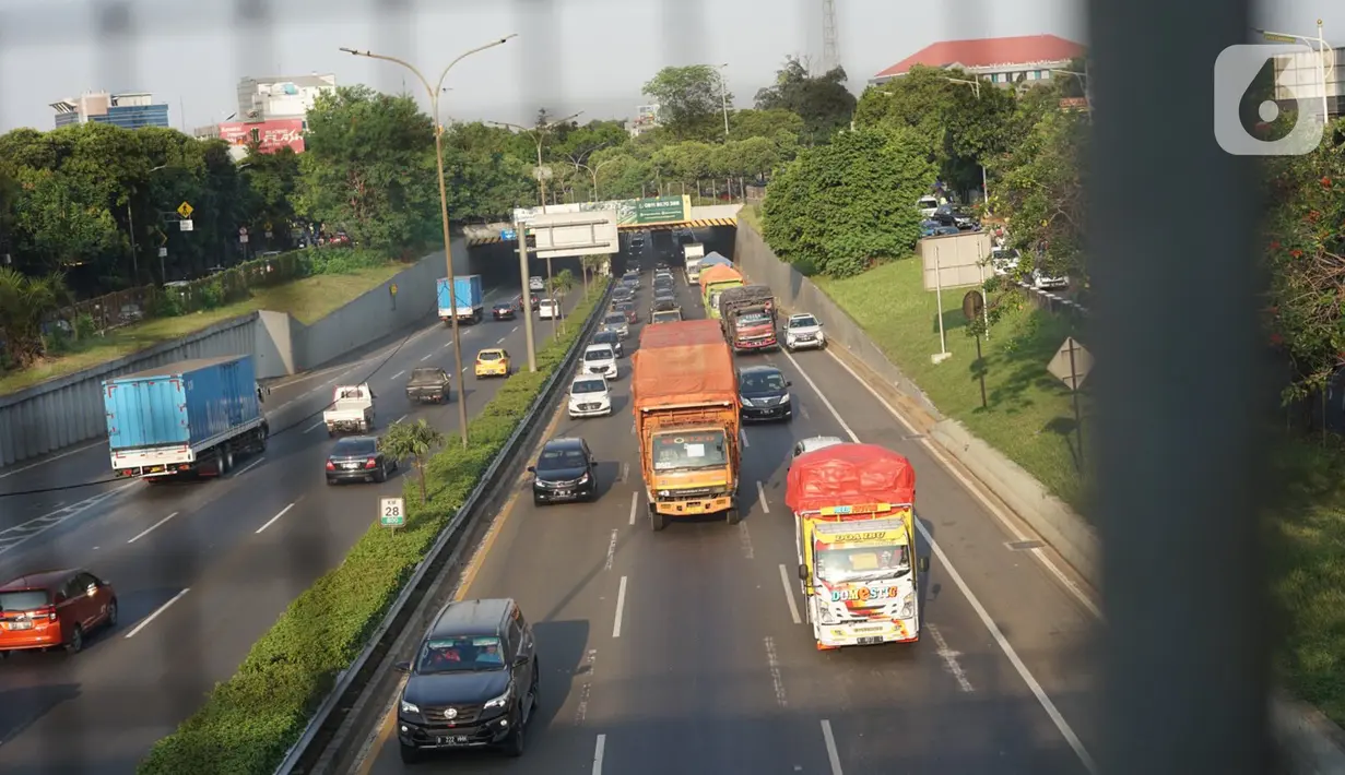 Kendaraan melintasi jalan tol di Jakarta, Kamis (27/8/2020). Gubernur DKI Jakarta Anies Baswedan mengusulkan agar Tol Dalam Kota dapat dilintasi oleh pengendara sepeda jenis road bike karena banyak masyarakat yang berolahraga dan menjadikan sepeda sebagai gaya hidup. (Liputan6.com/Immanuel Antonius)
