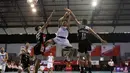 Pemain NSH Jakarta, Yoseph Wijaya melakukan Lay Up saat dihadang para pemain M88 Aspac Jakarta, pada laga IBl Reguler Season di Hall A Senayan, Jakarta, Minggu (10/1/2016). Aspac Jakarta menang 78-61. (Bola.com/Nicklas Hanoatubun)