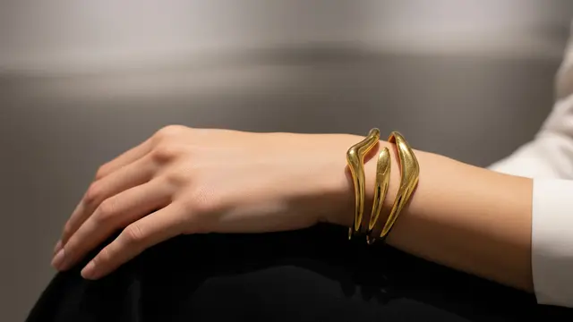 Model Gelang Emas Cuff Sculptural Desain Abstrak 2025/ Ilustrasi AI