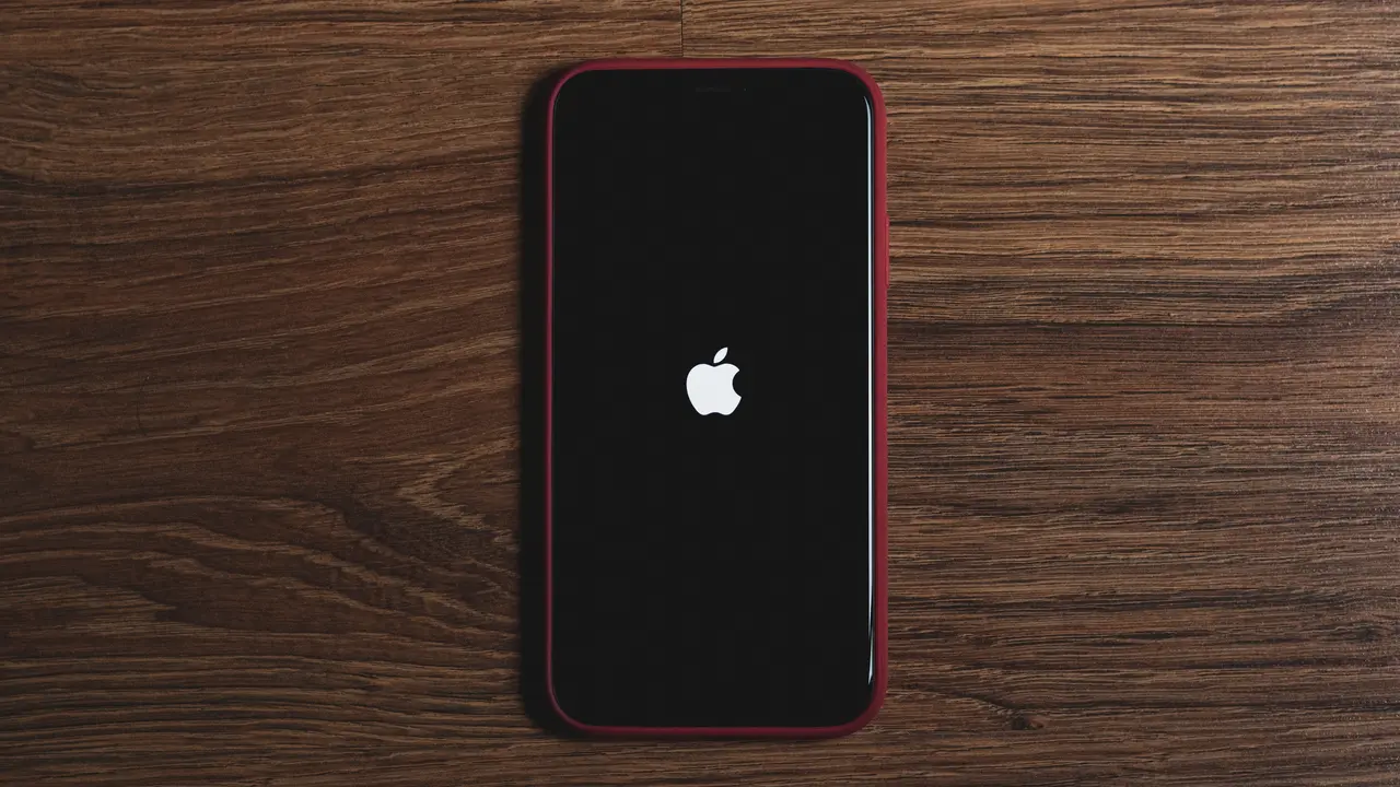 Ilustrasi Logo iPhone di Atas Layar.
